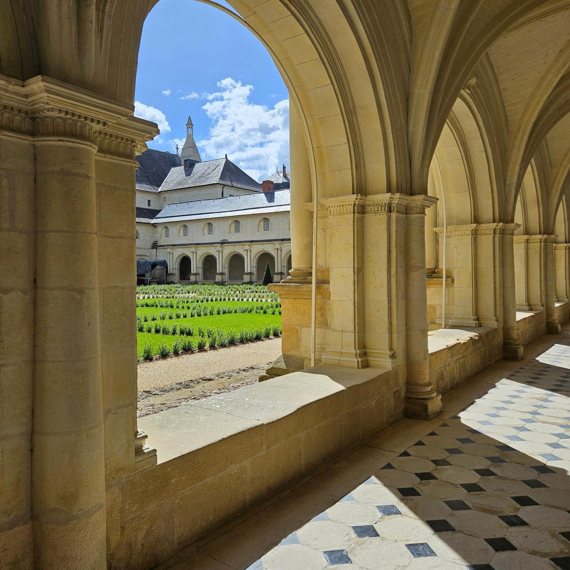 Gite Le Montinho Fontevraud-l'Abbaye Exterior foto